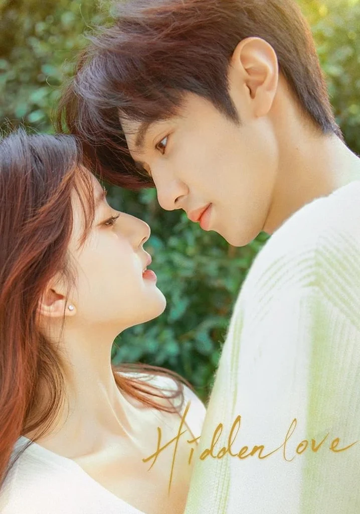 Pôster do dorama Hidden Love com casal protagonista em romance chinês sobre amor de amigo de infância que se transforma em história de amor.
