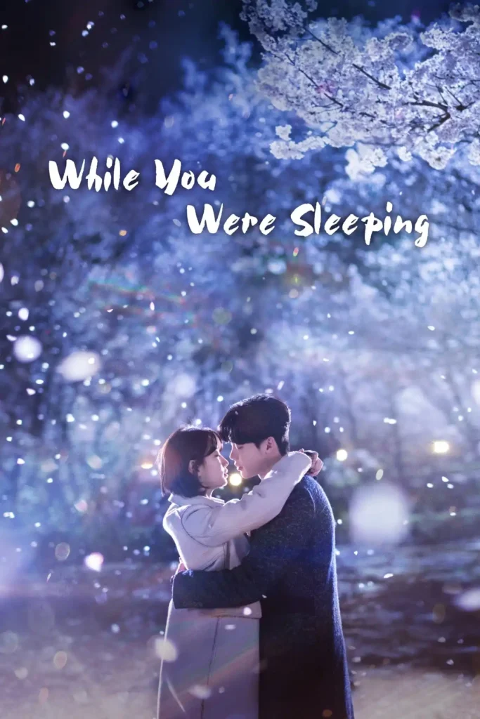 Pôster do dorama While You Were Sleeping com casal protagonista em cena romântica sob flores de cerejeira em k drama de romance e mistério.