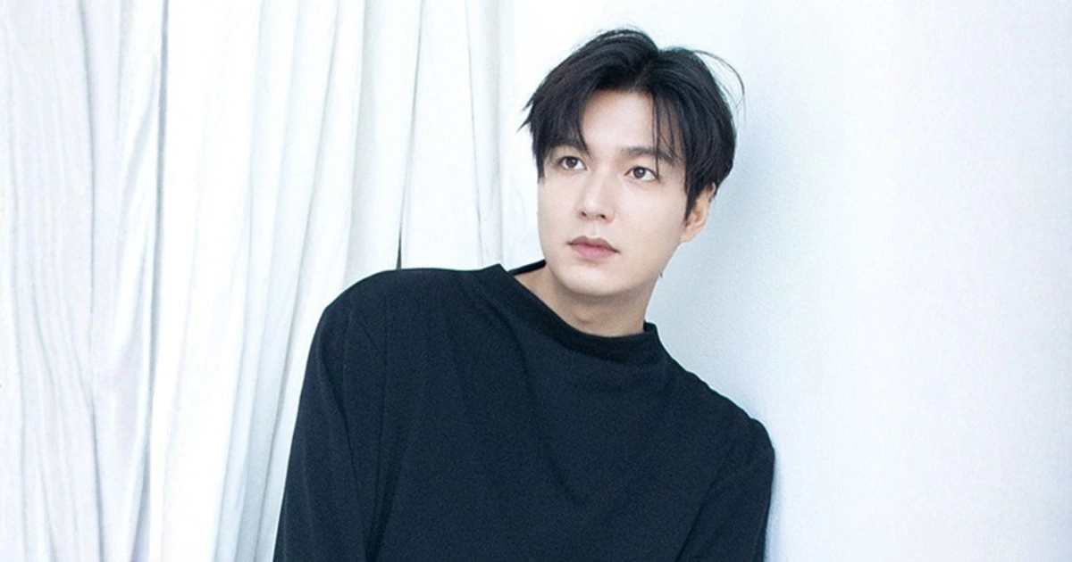Retrato do ator sul-coreano Lee Min-ho vestindo um suéter preto de gola redonda, olhando pensativamente para o lado, adequado para uma biografia.