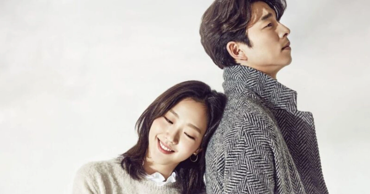 Gong Yoo e Kim Go-eun caracterizados como Kim Shin e Ji Eun-tak no dorama Goblin (Guardian: The Lonely and Great God), encostados de costas um para o outro em fundo claro.