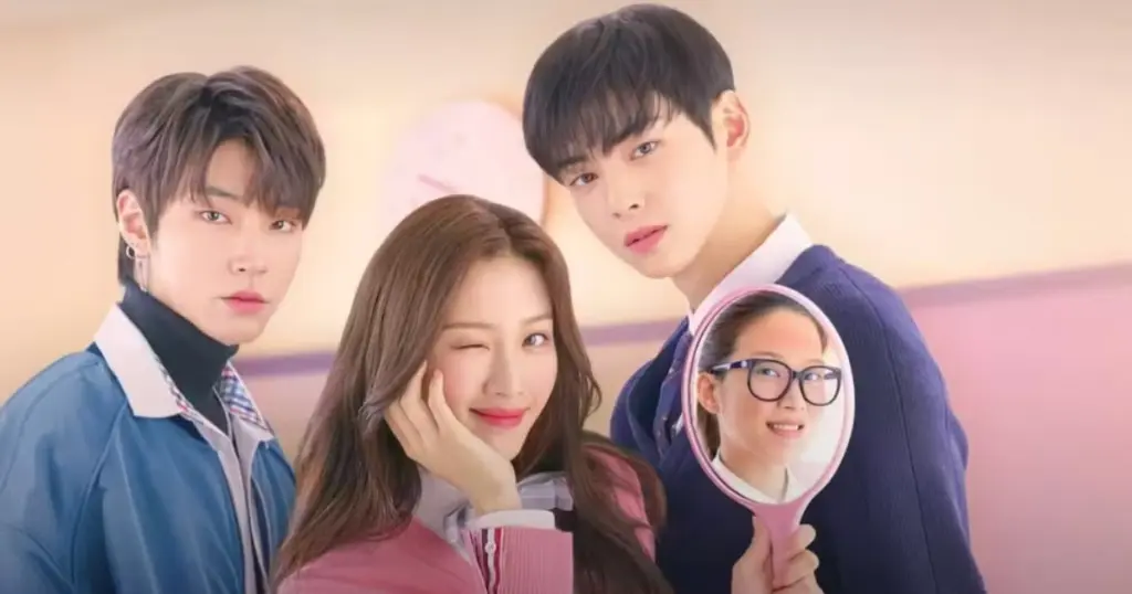 Elenco principal do dorama True Beauty com Hwang In-yeop, Moon Ga-young piscando o olho e Cha Eun-woo segurando um espelho que mostra a versão sem maquiagem da protagonista, para artigo sobre se vale a pena assistir True Beauty.