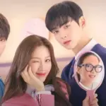 Elenco principal do dorama True Beauty com Hwang In-yeop, Moon Ga-young piscando o olho e Cha Eun-woo segurando um espelho que mostra a versão sem maquiagem da protagonista, para artigo sobre se vale a pena assistir True Beauty.