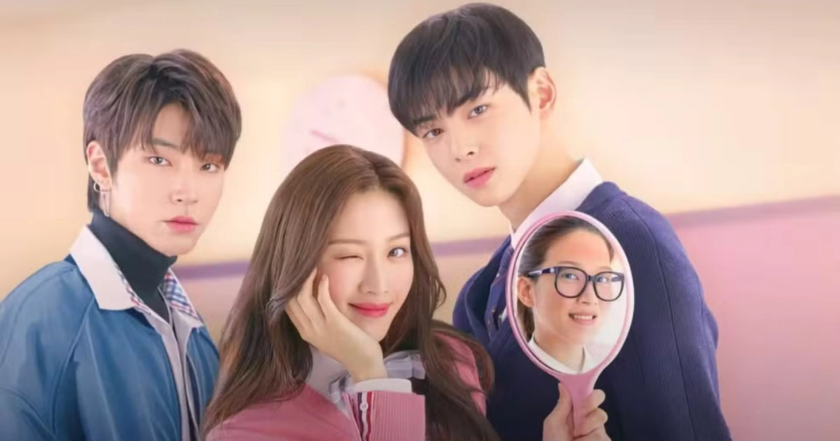 Elenco principal do dorama True Beauty com Hwang In-yeop, Moon Ga-young piscando o olho e Cha Eun-woo segurando um espelho que mostra a versão sem maquiagem da protagonista, para artigo sobre se vale a pena assistir True Beauty.